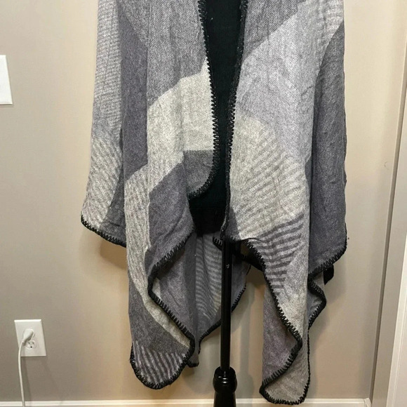 World Market Gray Neutral Toned Blanket Shawl‎ - Picture 3 of 8